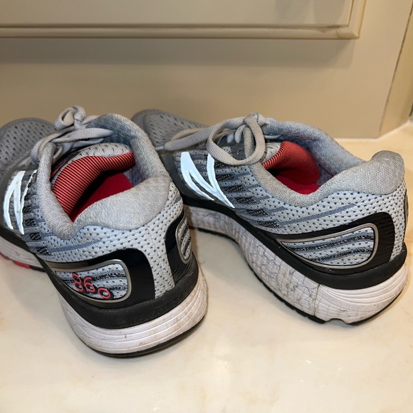 New Balance 860 tennis shoes - Picture 9 of 10